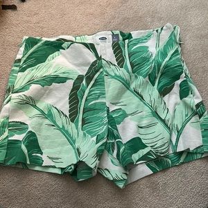 Old navy size 4, shorts with side zipper, comfy, good condition